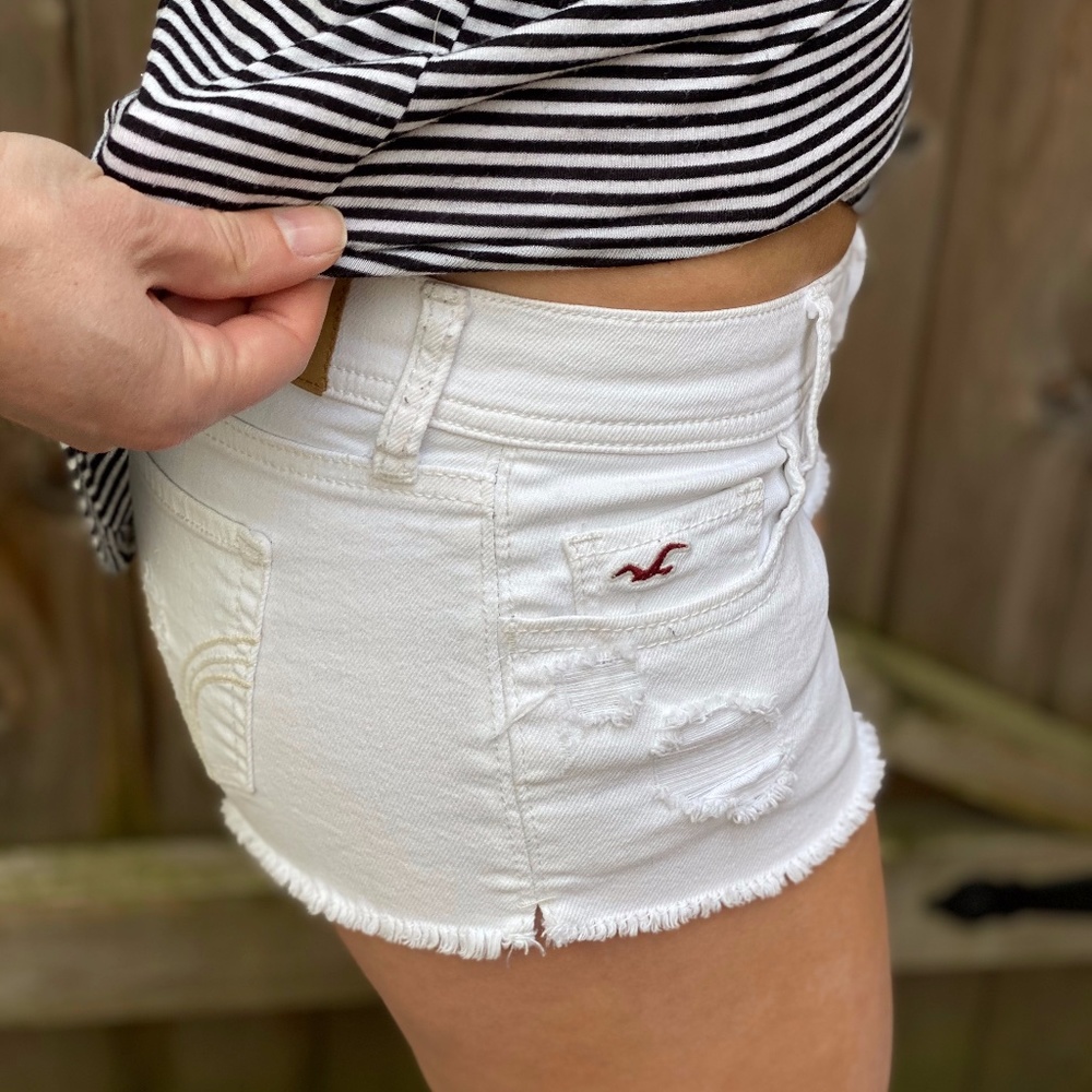 Hollister, Size 1 (25), cut off white shorts